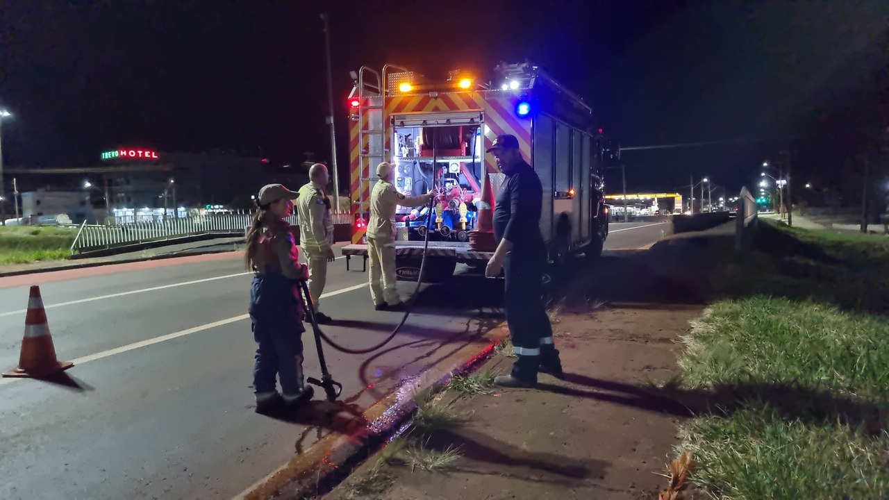 Corpo de Bombeiros contém incêndio ambiental na Av. Carlos Gomes