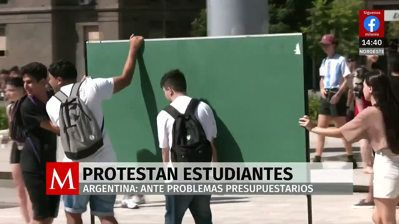Estudiantes argentinos protestan con clase pública frente a Casa Rosada contra recortes de Milei