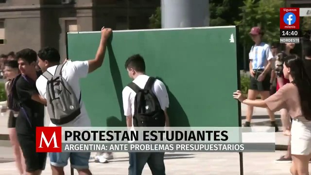 Estudiantes argentinos protestan con clase pública frente a Casa Rosada contra recortes de Milei
