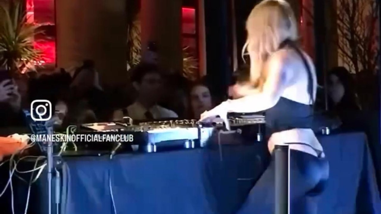 Dopo Dolce & Gabbana, Victoria De Angelis (Maneskin) si esibisce per Carrera: nuovo scatenato dj set a Milano