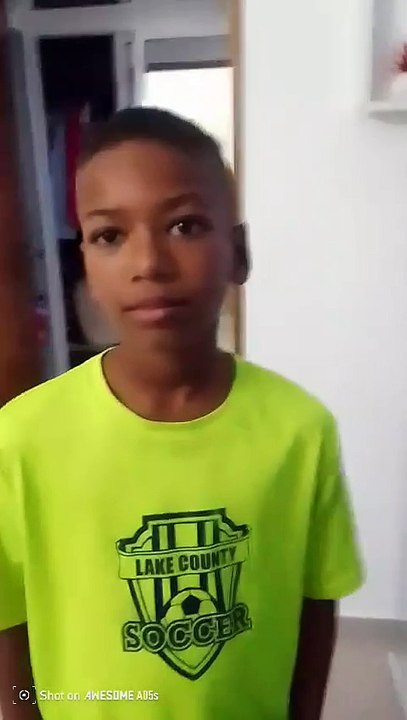 Niño le da gracias al Pastor