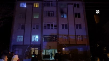 Kütahya'da bir apartman dairesinde çıkan yangında 5 kişi dumandan etkilendi