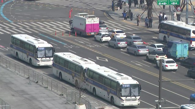 탄핵 선고 앞둔 주말...서울 도심 대규모 찬반 집회 / YTN