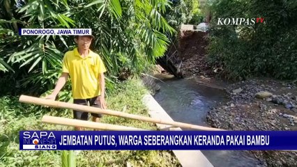 Gegara Jembatan Putus! Warga Desa Ponorogo Gunakan Bambu untuk Seberangkan Keranda Jenazah