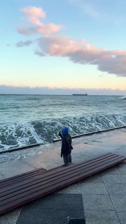Mauvaise idée de se tenir devant des vagues