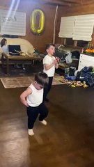 Deux frères roumains s'entrainent sur une chanson traditionnelle