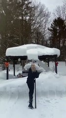 C'est comme ça qu'on retire la neige du toit