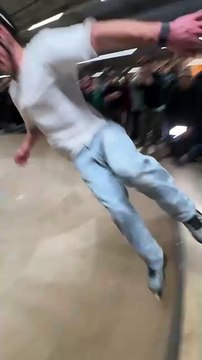 Il sort complètement du bowl