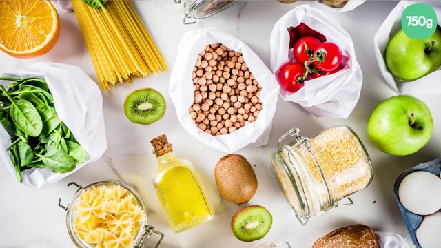 Médaillon de saumon en vapeur d'agrumes et aneth, sur un bouillon de légumes printaniers safrané