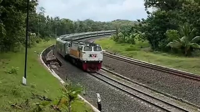 Kereta api melintas di tikungan yang indah! 😍 Siapa di sini yang suka perjalanan kereta api? Atau mungkin kamu punya foto keren lainnya saat kereta melewati pemandangan menakjubkan? Bagikan fotomu di kolom komentar! 👇Kereta Api Argo Semeru