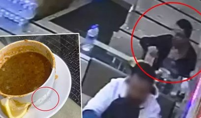 Lokantada müşteriden mide bulandıran hareket! Göğsünden kopardığı kılları tabağa koydu
