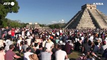 Messico, i turisti festeggiano l'equinozio di primavera a Chichen Itza