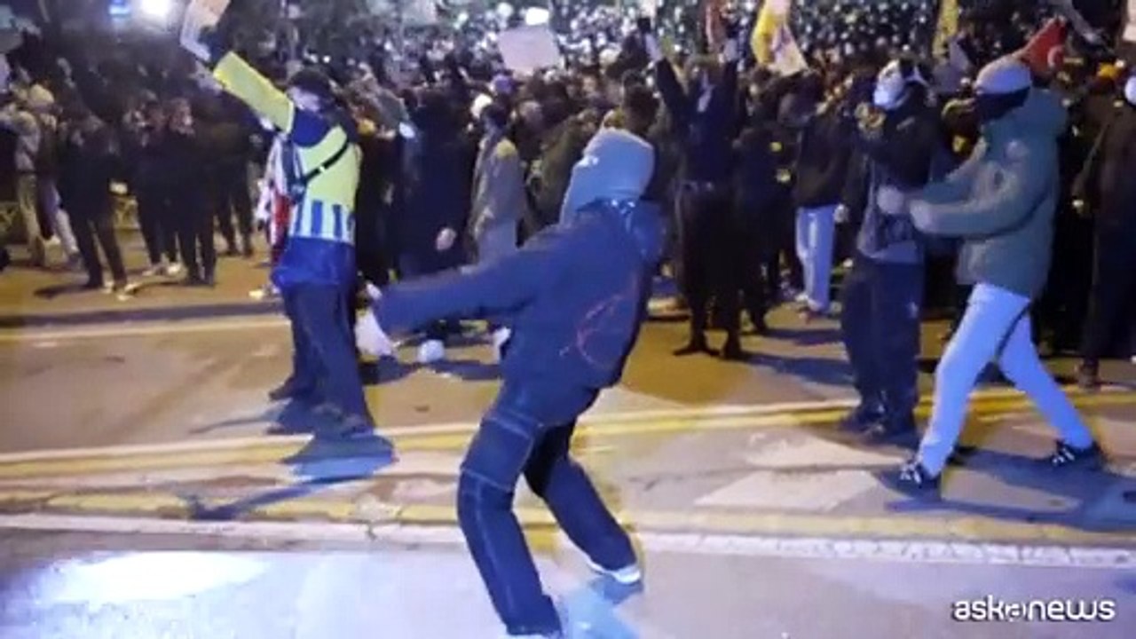 A Istanbul lacrimogeni contro la folla che manifesta per Imamoglu