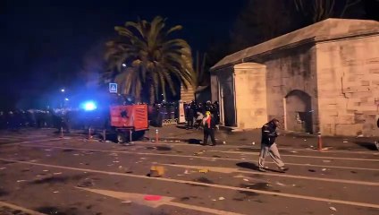 Saraçhane'de Türk bayraklı protestocuya polis uçan tekme attı: