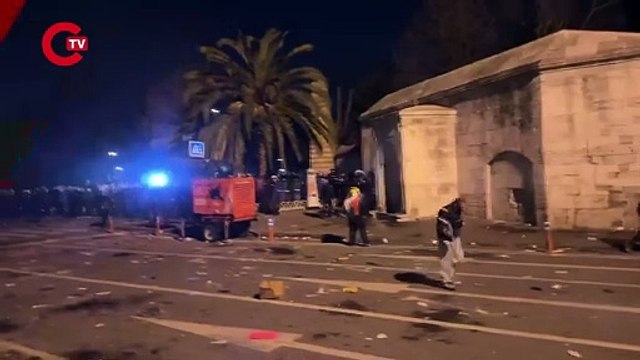 Türk bayraklı protestocuya polis uçan tekme attı