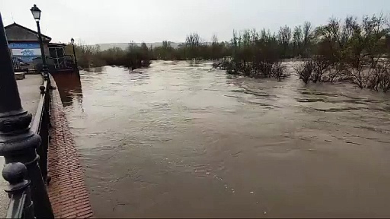 El Tajo sumerge el puente y las isls