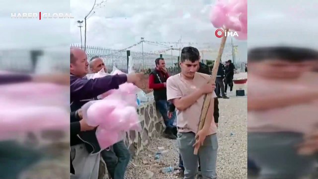 Şırnak'ta polisler Nevruz kutlamasına giden çocuklara pamuk şeker dağıttı
