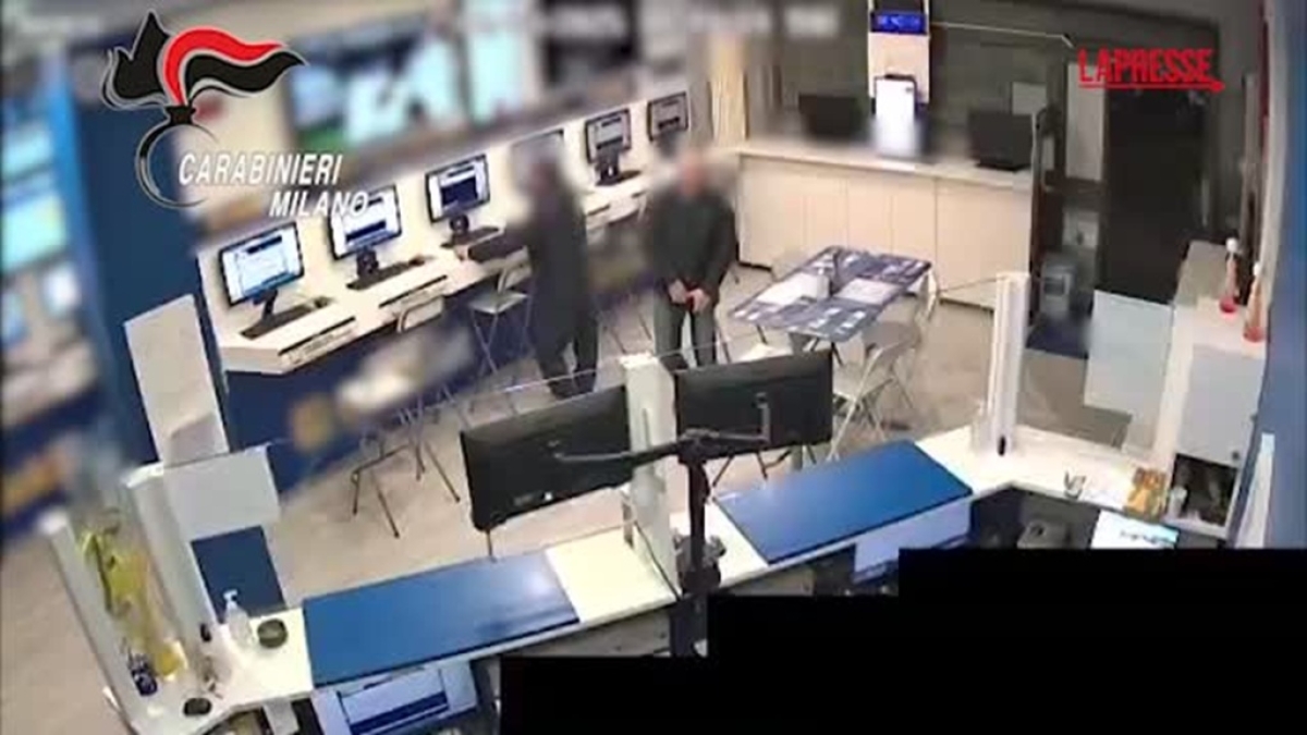Video Milano, rapina in sala slot con pistola e martello: quattro arresti