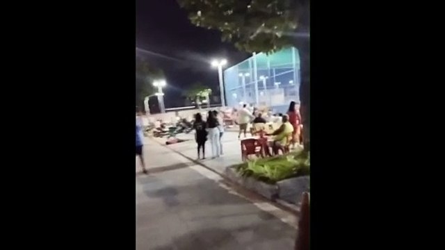 Homem é assassinado com dez tiros, enquanto bebia, em praça pública na parte baixa de Maceió