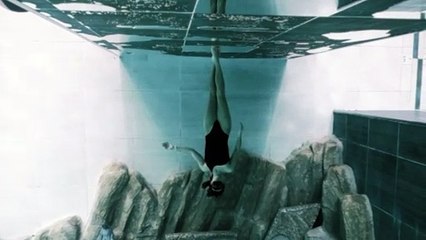 La campionessa nella piscina d'acqua termale pi? profonda al mondo