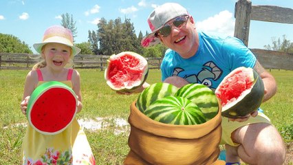 Настя и папа на ферме: кормим животных и собираем фрукты 🐑🍎
