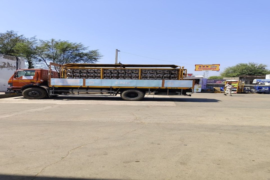 सीएनजी के टैंकर के सिलेण्डर की खुली नली, गैस का हो गया रिसाव