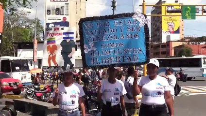 Venezolanos siguen reuniendo firmas en apoyo a sus migrantes deportados a El Salvador