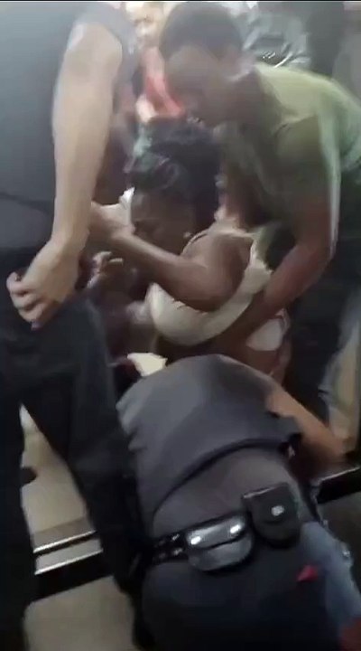 Mulher grita após perna ficar presa em plataforma de embarque do metrô