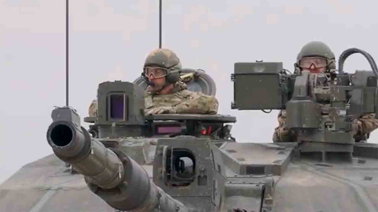 動画：ウィリアム王子、軍事任務に参加　ロシア国境付近で戦車に搭乗