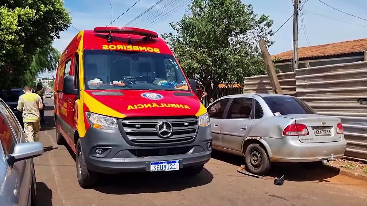 Tragédia anunciada: Colisão entre carros e moto termina com pedestre atropelada