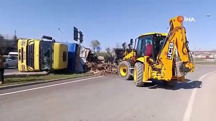 Bursa\'da feci kaza: Kontrolden çıkan kamyon devrildi