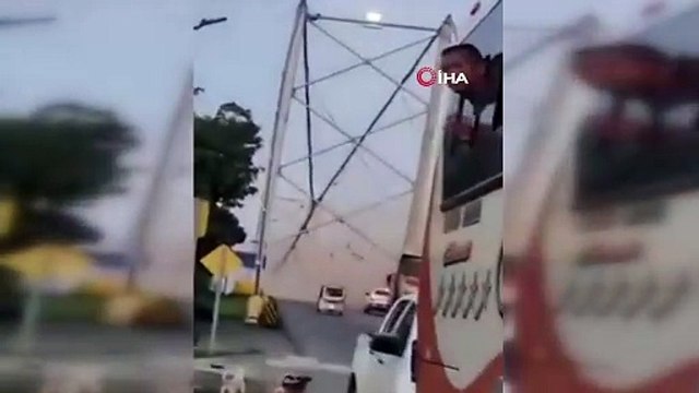 200 metrelik dev köprü çöktü, 7 araç suya gömüldü, çok sayıda ölü var...