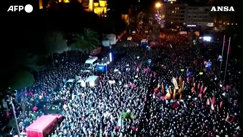 Video Turchia, migliaia di persone protestano contro l'arresto del sindaco di Istanbul