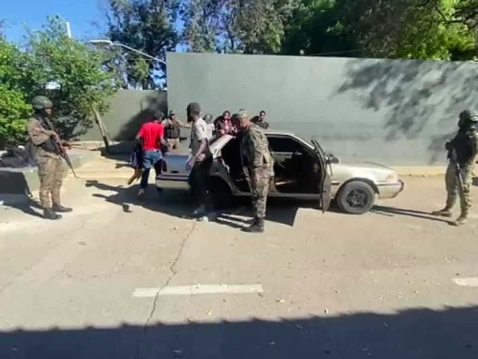 Detienen 5 dominicanos que traficaban haitianos indocumentados en diferentes provincias