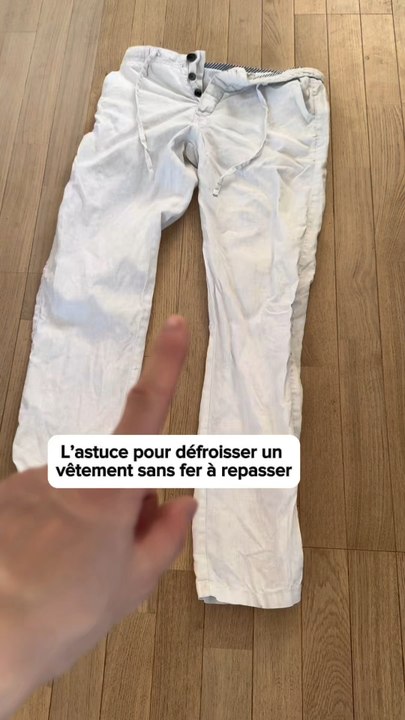 Comment défroisser un vêtement sans fer à repasser