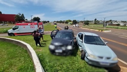 Samu atende vítimas de acidente entre Megane e Logan na BR-277
