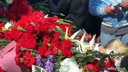 Centinaia di russi ricordano le 145 vittime dell'attentato a Krasnogorsk