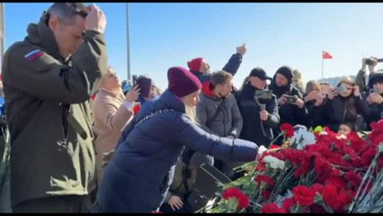 Centinaia di russi ricordano le 145 vittime dell'attentato a Krasnogorsk