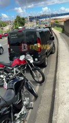 Carro capota após bater no fundo de carreta próximo a Estação Pirajá