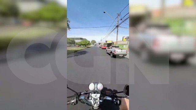 Fala duvido aqui pra você ver, nós aqui é doido : veja o pulo na piscina pelo ângulo do motoboy