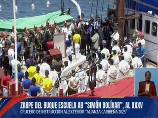 Presidente Nicolás Maduro recibe presente institucional por parte de cadetes de la UMBV