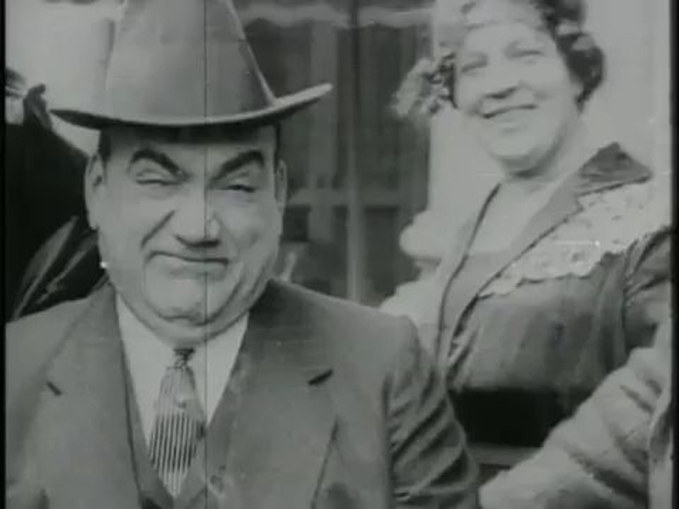 Un vídeo clip mudo de unos Minutos de Picardía de Enrico Caruso junto a un Grupo Del Circo . Década Del 10"