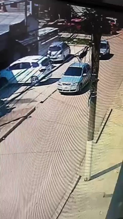 Homem é morto a tiros dentro de barbearia no Alto Boqueirão e polícia procura por suspeitos; vídeo