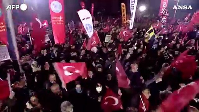 In migliaia a Istanbul contro l'arresto del sindaco Imamoglu