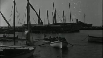 Enrico Caruso, cantante de ópera italiano, en un barco con su familia en Italia. Metraje de archivo HD.