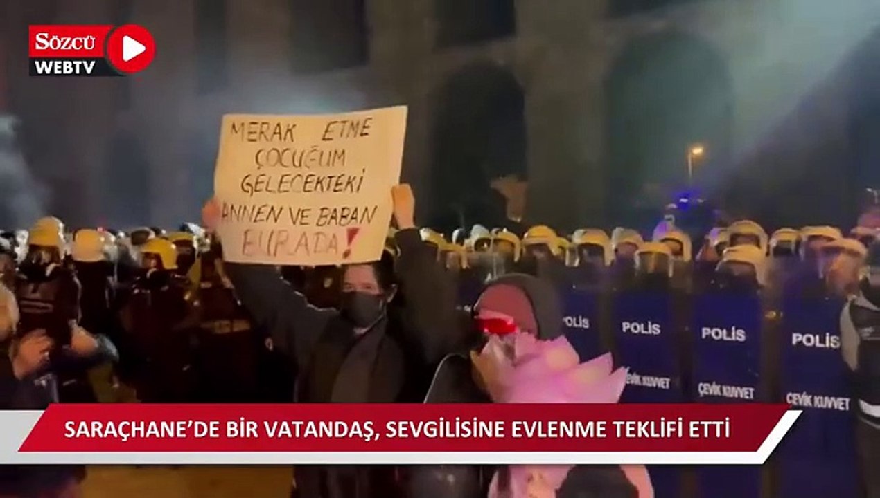 Saraçhane’de bir vatandaş, sevgilisine evlenme teklifi etti