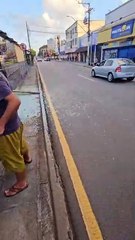 Carro invade terminal de ônibus em Curitiba e atropela quatro pessoas