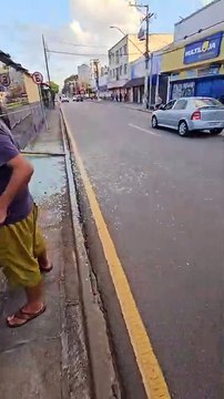 Carro invade terminal de ônibus em Curitiba e atropela quatro pessoas