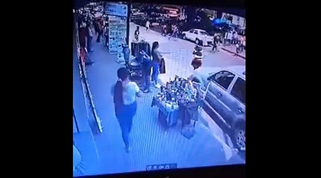Cámaras capta momento en que se desplomó techo de parada de autobús en Chiapas