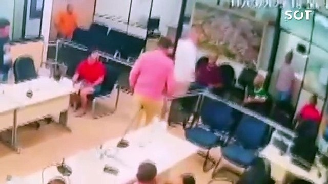 Briga entre vereadores termina em socos e empurrões dentro da Câmara de Assaí, no Paraná